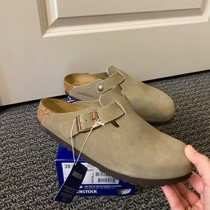 Birkenstock Boston suede taupe.